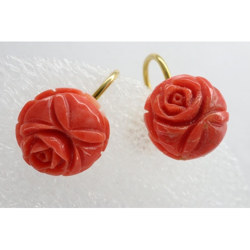 46 - Pair of 9ct gold screw earrings set with floral shaped coral, D: 15 mm, 2.0g. UK P&P Group 1 (£16+VA... 