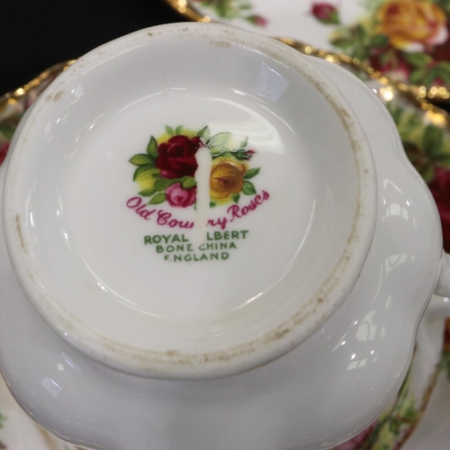 165 - Royal Albert Old Country Roses tea ware of twenty one pieces. UK P&P Group 3 (£30+VAT for the first ... 