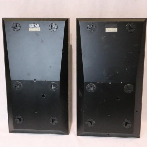 334 - Pair of B&O BEOVOX P45 speakers, wall mountable, 65 x 35 cm, working at lotting. Not available for i... 