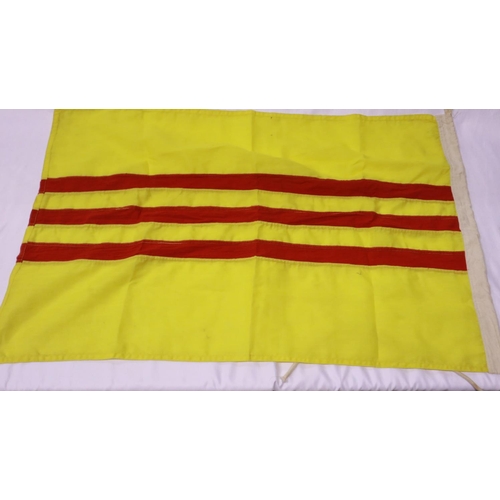 2051 - Vietnam War period South Vietnam flag 65 x 95 cm with makers label, dated 1970. UK P&P Group 1 (£16+... 