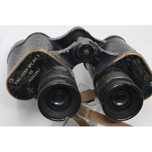 2063 - Taylor Hobson WWII pair of no2 mkIII field binoculars, no. 262467, dated 1943, with visible graticul... 