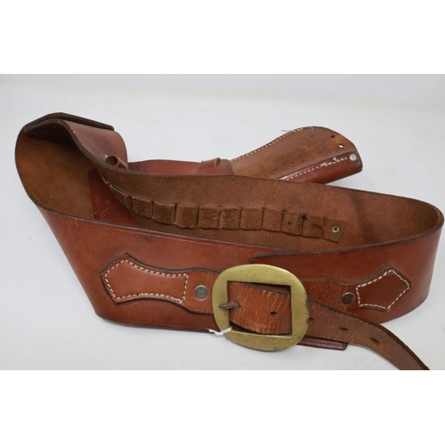 2086 - A good quality 20th century Western style tan leather gun belt with holster for Colt 45 or similar r... 