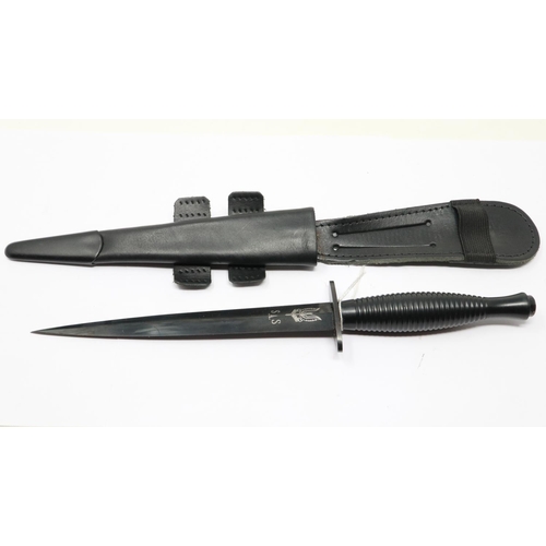 2188 - Current issue Commando dagger and scabbard with SAS logo etched onto the blade. UK P&P Group 2 (£20+... 