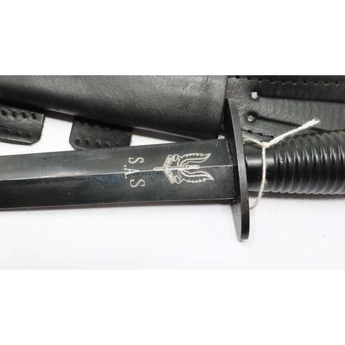 2188 - Current issue Commando dagger and scabbard with SAS logo etched onto the blade. UK P&P Group 2 (£20+... 