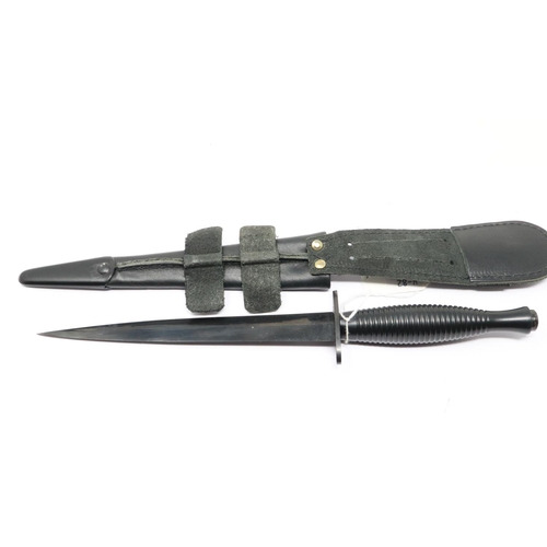 2188 - Current issue Commando dagger and scabbard with SAS logo etched onto the blade. UK P&P Group 2 (£20+... 