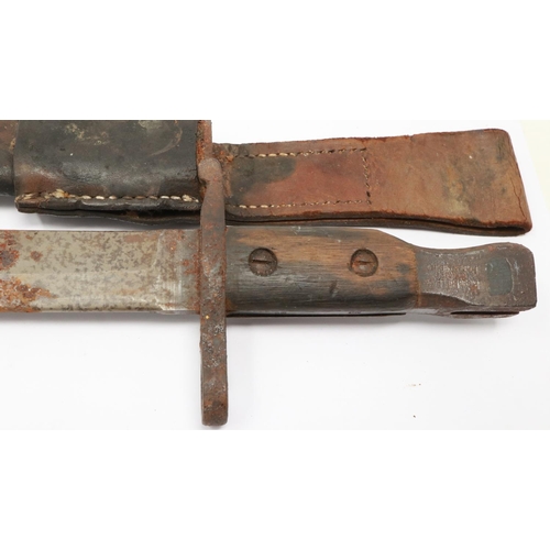 2209 - British WWI Ross bayonet and leather scabbard, in semi-relic condition. UK P&P Group 2 (£20+VAT for ... 