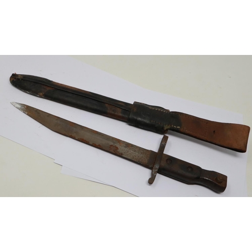 2209 - British WWI Ross bayonet and leather scabbard, in semi-relic condition. UK P&P Group 2 (£20+VAT for ... 