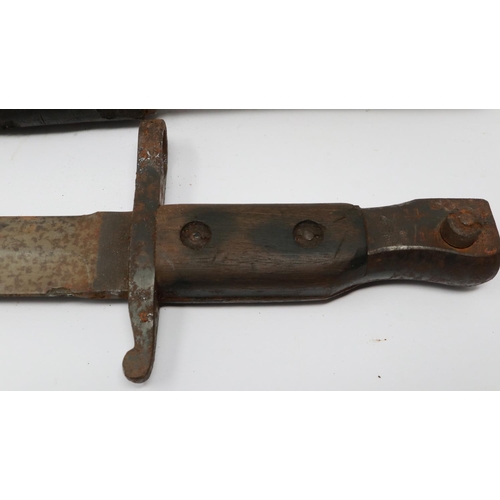 2209 - British WWI Ross bayonet and leather scabbard, in semi-relic condition. UK P&P Group 2 (£20+VAT for ... 