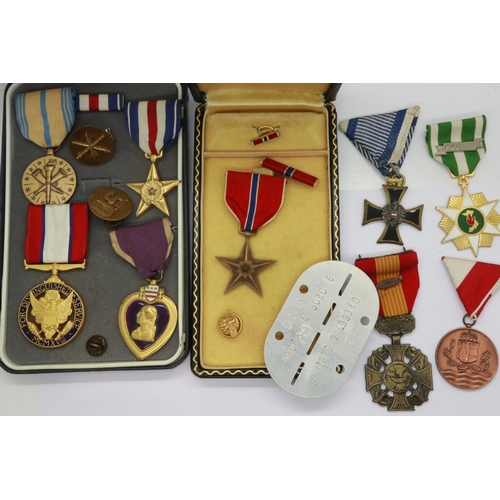 2296 - Mixed world medals and replicas, including American examples. UK P&P Group 1 (£16+VAT for the first ... 