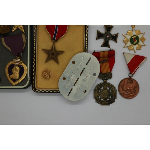 2296 - Mixed world medals and replicas, including American examples. UK P&P Group 1 (£16+VAT for the first ... 