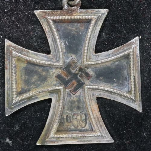 2307 - A German aged /early replica Knights Cross of the Iron Cross. UK P&P Group 1 (£16+VAT for the first ... 