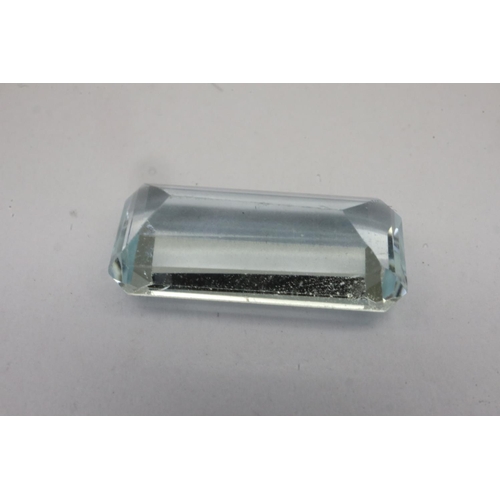 39 - Natural emerald cut loose aquamarine stone: 1.85ct. UK P&P Group 1 (£16+VAT for the first lot and £2... 