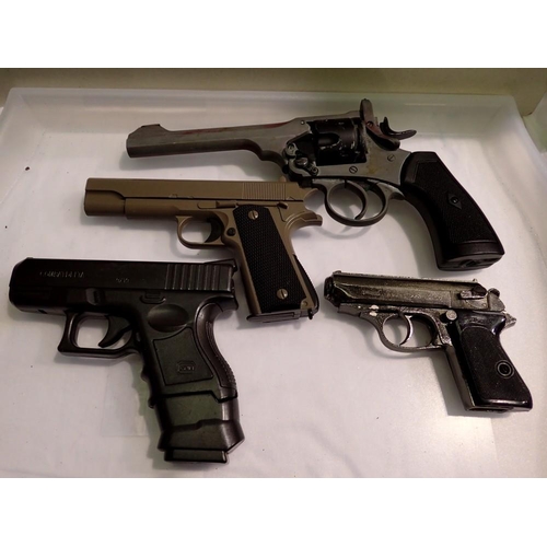 1147 - Three airsoft guns and a replica PPK. Not available for in-house P&P