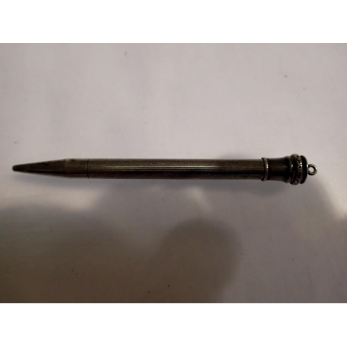 1161 - White metal propelling pencil. UK P&P Group 1 (£16+VAT for the first lot and £2+VAT for subsequent l... 