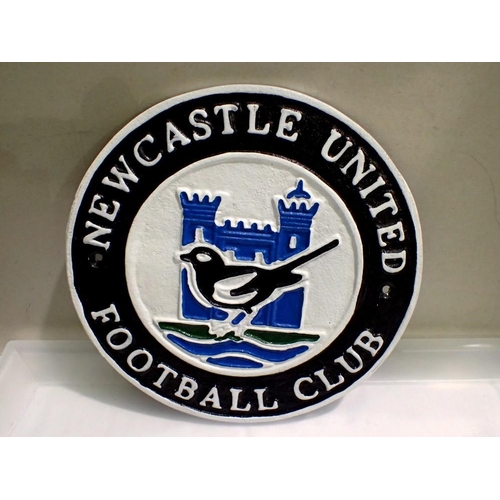 1165 - Newcastle united cast iron sign, D: 26 cm. UK P&P Group 2 (£20+VAT for the first lot and £4+VAT for ... 