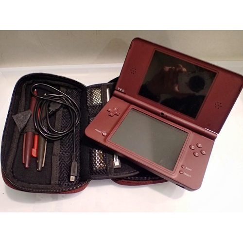 1166 - Nintendo DS XL with soft case with pens and charge to include three games Quantum of Solace, Pokemon... 