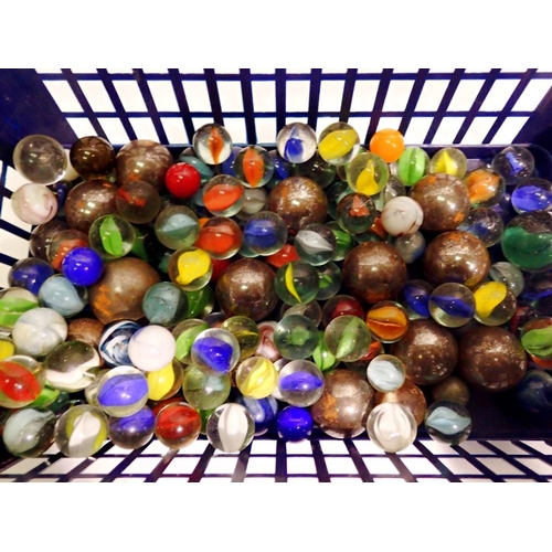 1172 - Quantity of mixed marbles. UK P&P Group 1 (£16+VAT for the first lot and £2+VAT for subsequent lots)