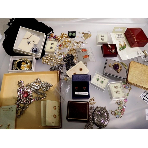 1173 - Quantity of mixed costume jewellery. Not available for in-house P&P