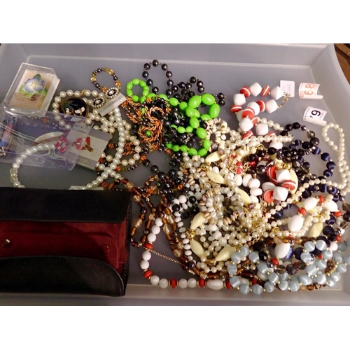 1179 - Quantity of mixed costume jewellery. Not available for in-house P&P