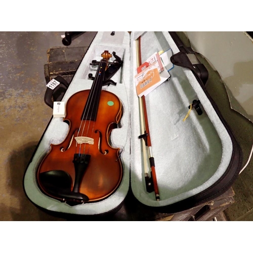 1187 - Cased violin and bow in good condition. Not available for in-house P&P