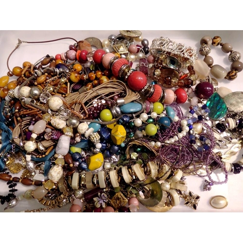 1194 - Quantity of mixed costume jewellery. Not available for in-house P&P