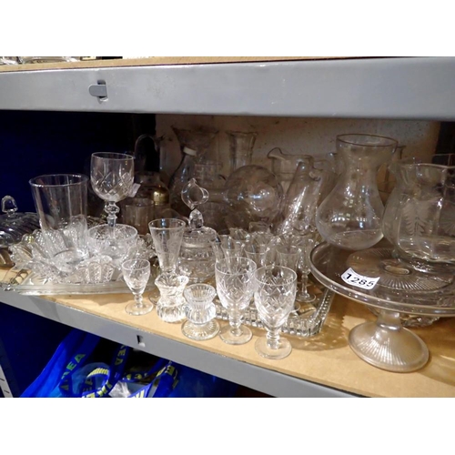 1285 - Shelf of mixed glass to include crystal. Not available for in-house P&P