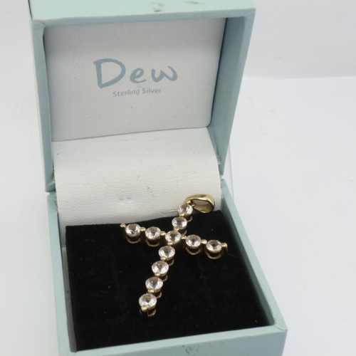 67 - 9ct gold cross pendant set with cubic zirconia, H: 50 mm, 3.0g. UK P&P Group 1 (£16+VAT for the firs... 