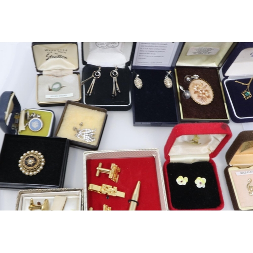 81 - Mixed boxed costume jewellery. UK P&P Group 2 (£20+VAT for the first lot and £4+VAT for subsequent l... 