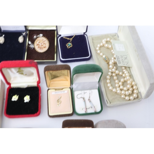 81 - Mixed boxed costume jewellery. UK P&P Group 2 (£20+VAT for the first lot and £4+VAT for subsequent l... 