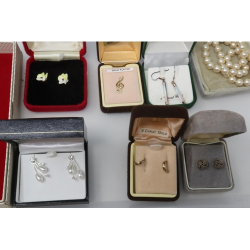 81 - Mixed boxed costume jewellery. UK P&P Group 2 (£20+VAT for the first lot and £4+VAT for subsequent l... 