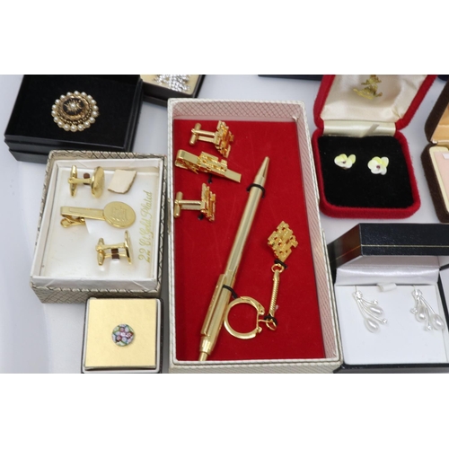 81 - Mixed boxed costume jewellery. UK P&P Group 2 (£20+VAT for the first lot and £4+VAT for subsequent l... 