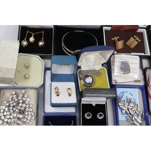 87 - Mixed boxed costume jewellery. UK P&P Group 2 (£20+VAT for the first lot and £4+VAT for subsequent l... 