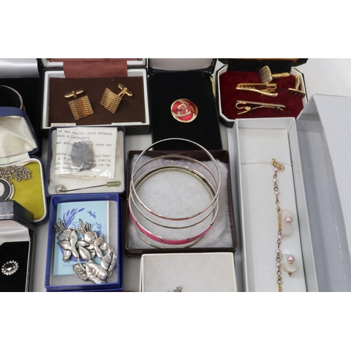 87 - Mixed boxed costume jewellery. UK P&P Group 2 (£20+VAT for the first lot and £4+VAT for subsequent l... 