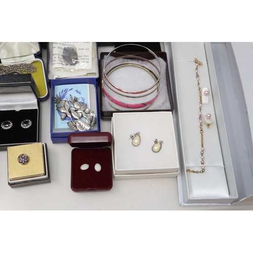 87 - Mixed boxed costume jewellery. UK P&P Group 2 (£20+VAT for the first lot and £4+VAT for subsequent l... 