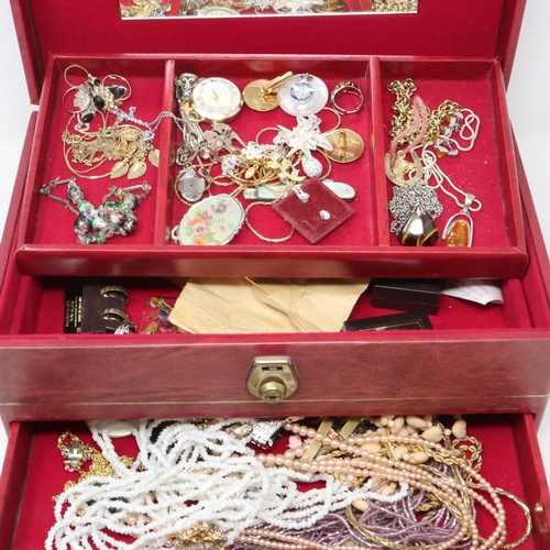 95 - Jewellery box with contents. UK P&P Group 2 (£20+VAT for the first lot and £4+VAT for subsequent lot... 