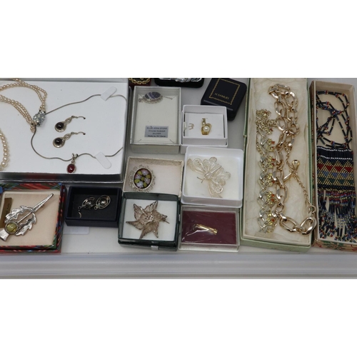 96 - Mixed boxed costume jewellery. UK P&P Group 2 (£20+VAT for the first lot and £4+VAT for subsequent l... 