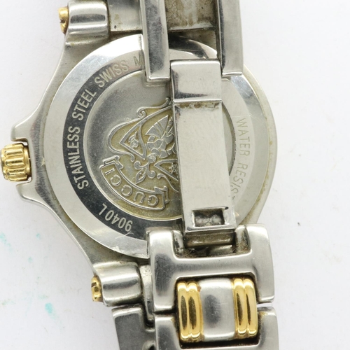 118 - GUCCI: ladies wristwatch with date aperture on a stainless steel bracelet, not working at lotting. U... 