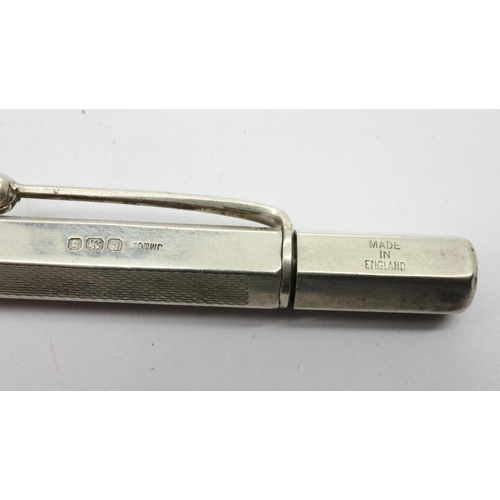 138 - Hallmarked silver propelling pencil, London assay. UK P&P Group 1 (£16+VAT for the first lot and £2+... 