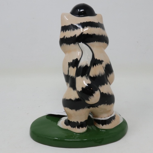 219 - Lorna Bailey cat, Golfer, no cracks or chips, H: 14 cm. UK P&P Group 1 (£16+VAT for the first lot an... 