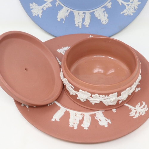 262 - Two Wedgwood Jasperware plates and a covered box, no cracks or chips. UK P&P Group 2 (£20+VAT for th... 