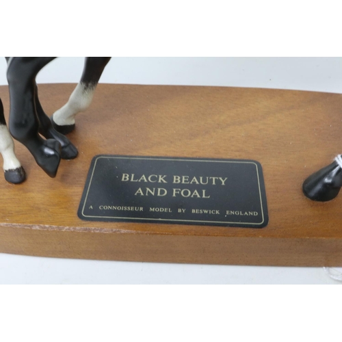 335 - Beswick Connoisseur model Black Beauty and foal on plinth, no cracks or chips, L: 30 cm. UK P&P Grou... 