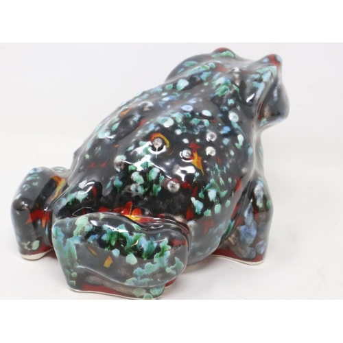 369 - Anita Harris large toad, signed in gold, no cracks or chips, H: 12 cm. UK P&P Group 2 (£20+VAT for t... 