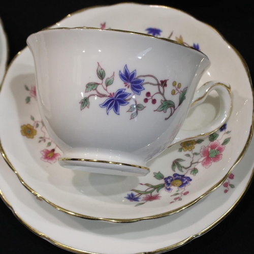 373 - Hammersley breakfast tea service of ten pieces in the Birds of Paradise pattern, light wear to gilt ... 