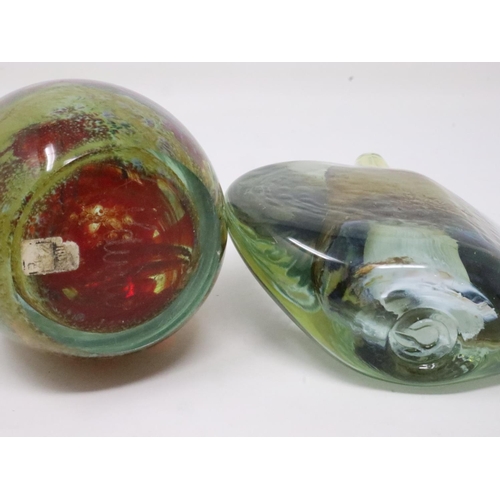 402 - Isle of Wight specimen vase, H: 14 cm, and a large Mdina glass paperweight, visible scratches and sl... 