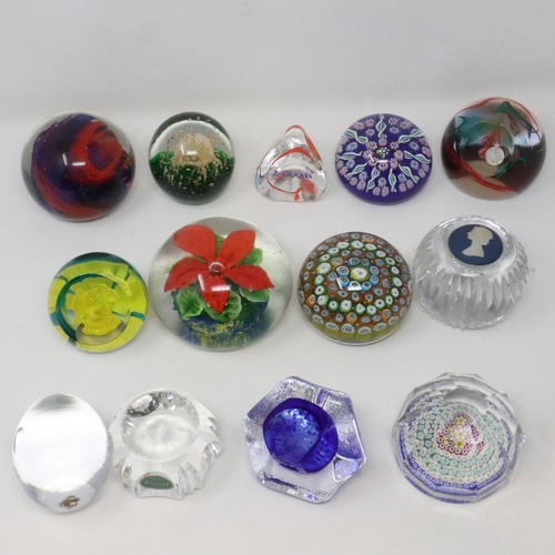 425 - Collection of twelve glass paperweights, including Isle of Wight, Caithness and Wedgwood examples. U... 