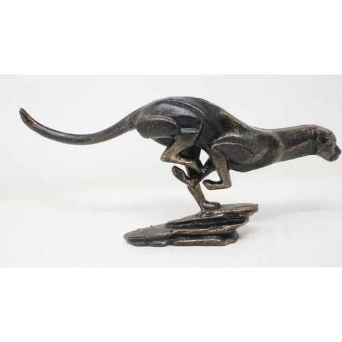 452 - Bronzed cast iron sprinting cheetah, L: 30 cm. P&P Group 2 (£18+VAT for the first lot and £3+VAT for... 