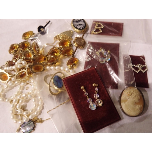 1203 - Mixed yellow metal and other jewellery. UK P&P Group 1 (£16+VAT for the first lot and £2+VAT for sub... 