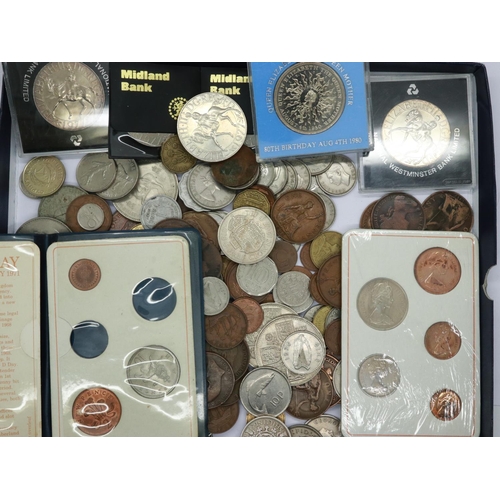 2077 - A large quantity of UK and world coins including sets and proof examples. UK P&P Group 1 (£16+VAT fo... 