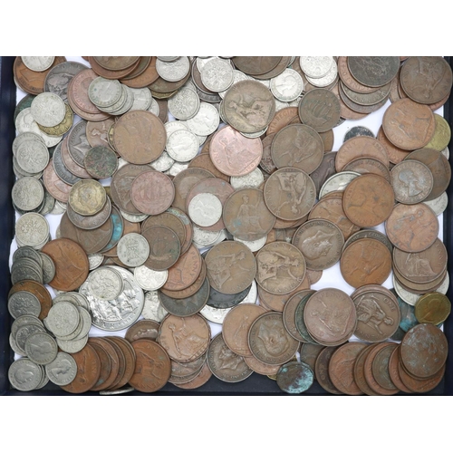 2082 - A large quantity of UK and world coins, with commemoratives and £5 coins. UK P&P Group 1 (£16+VAT fo... 