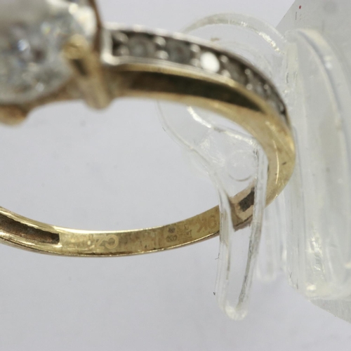 32 - 9ct gold ring set with cubic zirconia, size N/O, 1.9g. UK P&P Group 0 (£6+VAT for the first lot and ... 